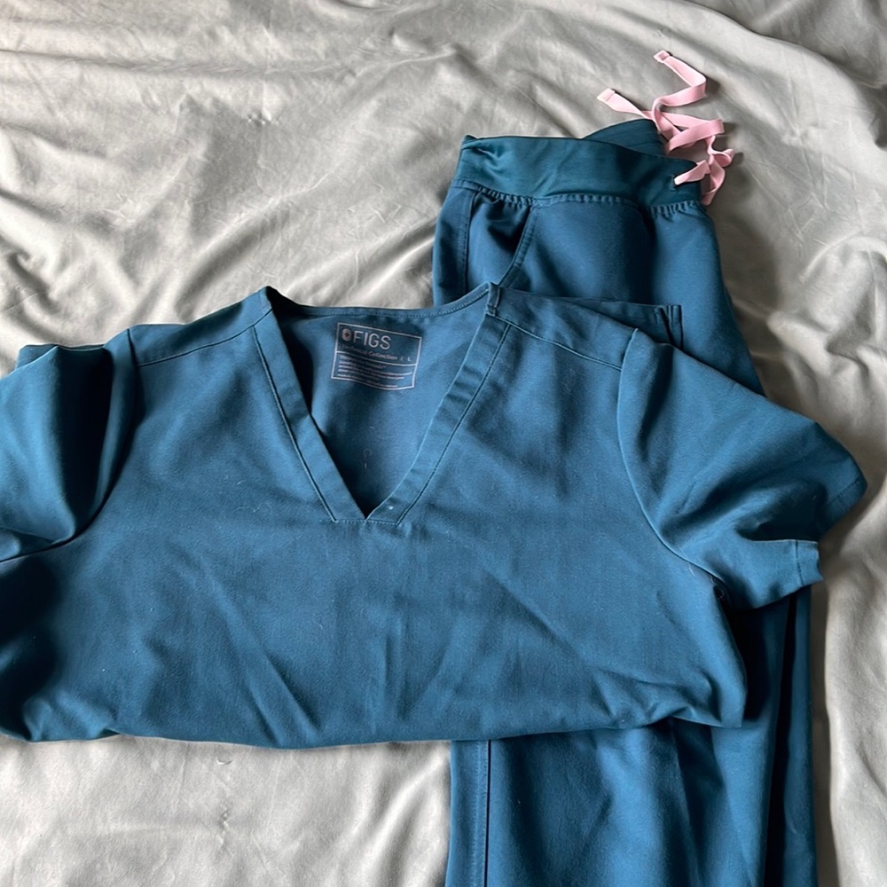 Figs  Scrub Set with Pink Accents